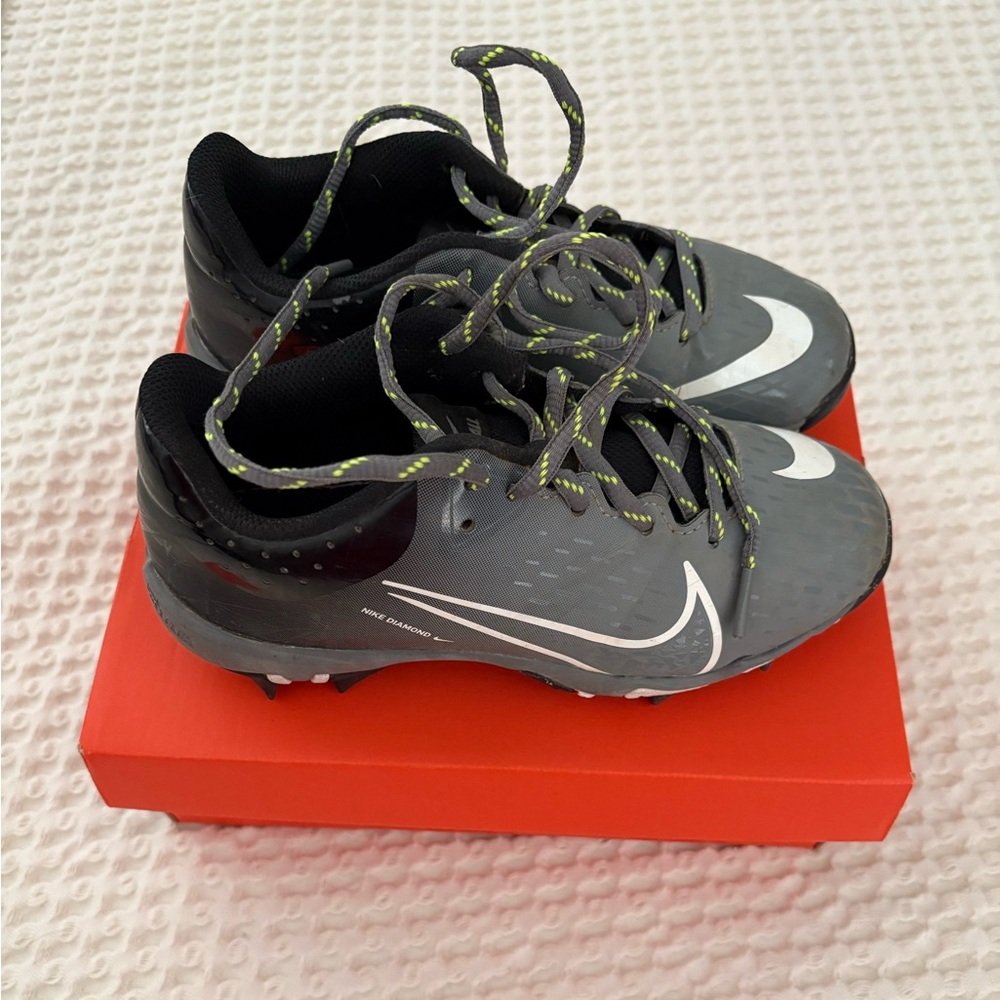 Unisex Nike Kids Black and Gray Softball Cleats - Size 1 Y